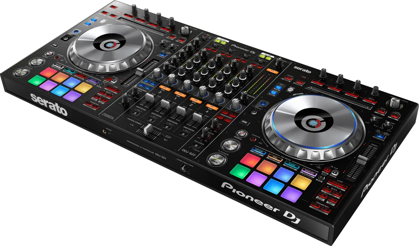 Contrôleur DJ Pioneer DJ DDJ-SZ2 à quatre voies, vu de trois quarts